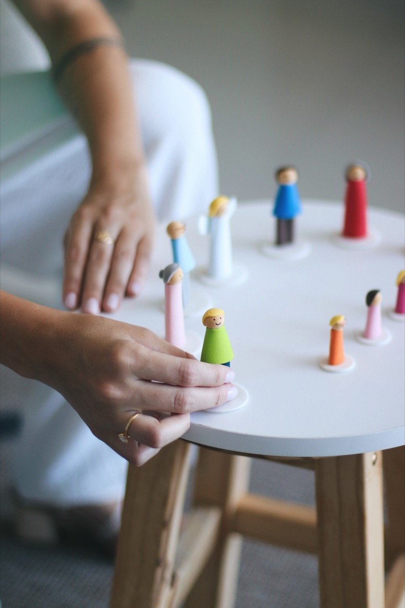 Luanna organizando as figuras usadas nas sessões de orientação sistêmica