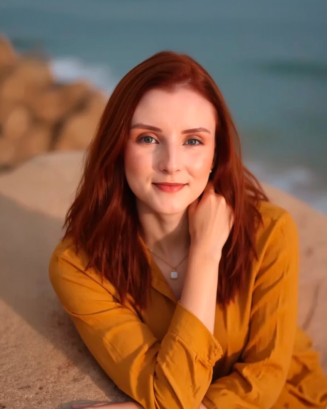 Luanna Hetkowskii, psicóloga, à beira-mar