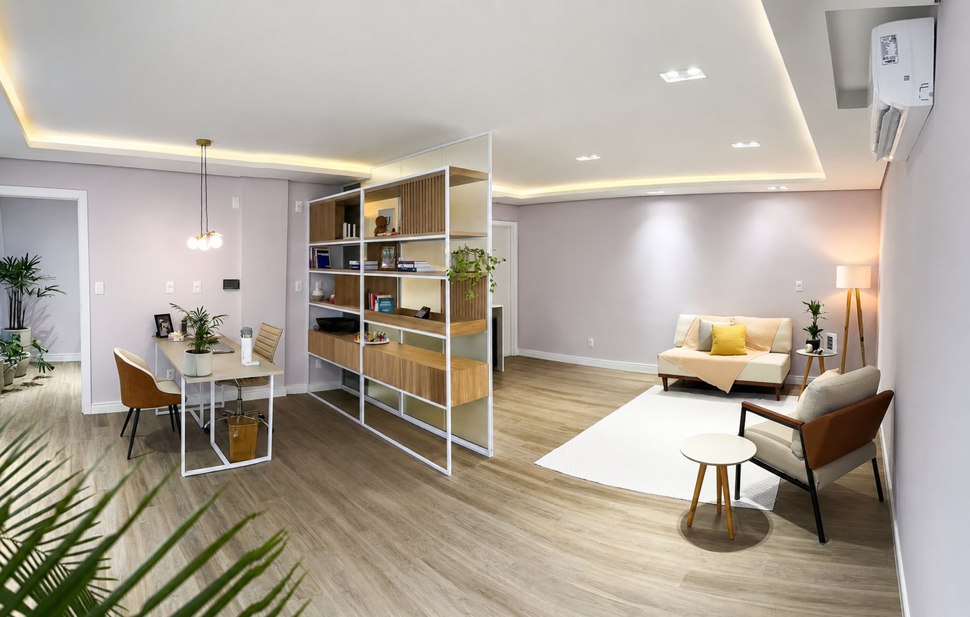 Sala de estar com divisória decorativa e área de trabalho