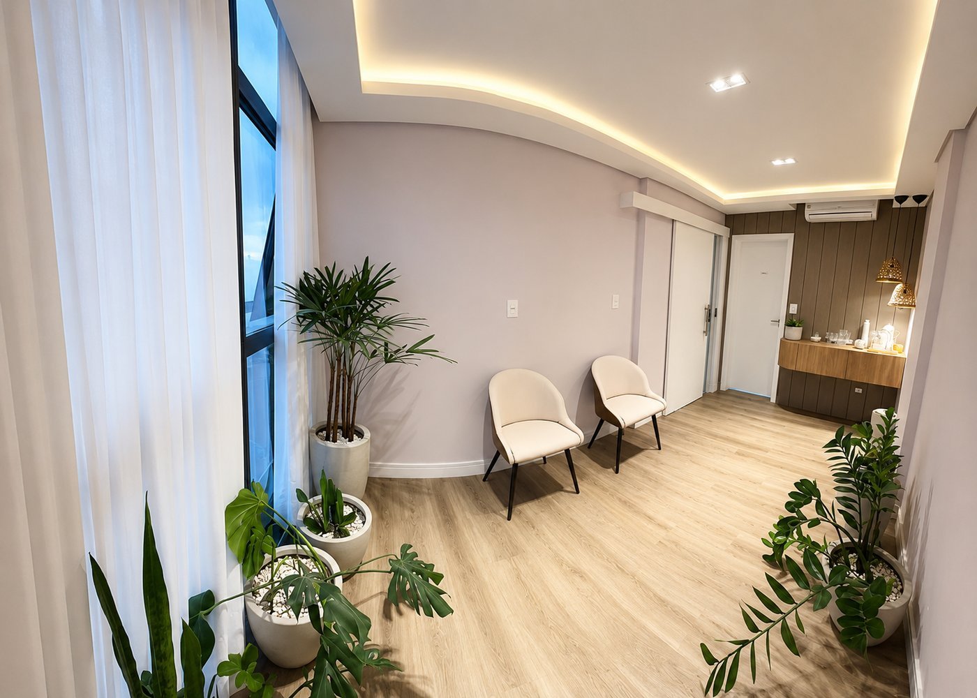 Corredor de espera com poltronas e plantas
