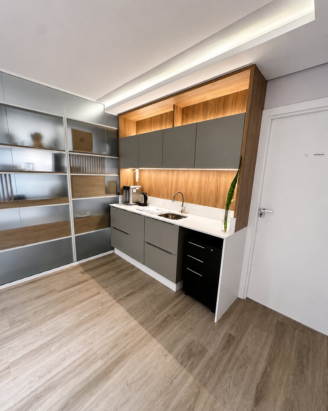 Kitchenette com bancada e armários