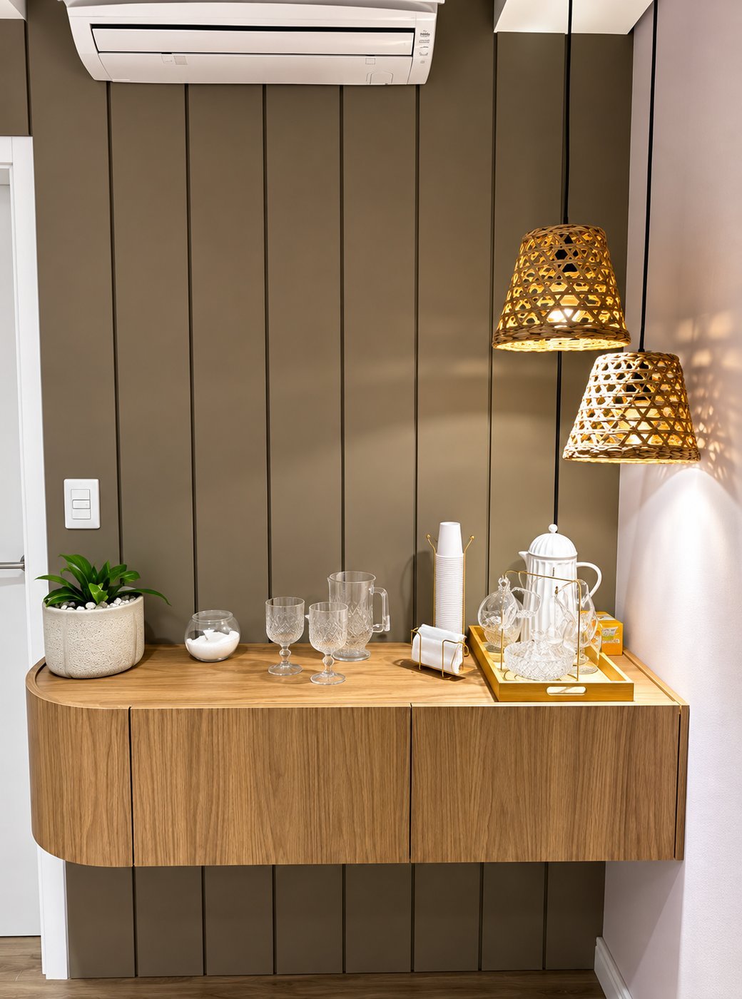 Aparador com luminárias de rattan e utensílios de boas-vindas