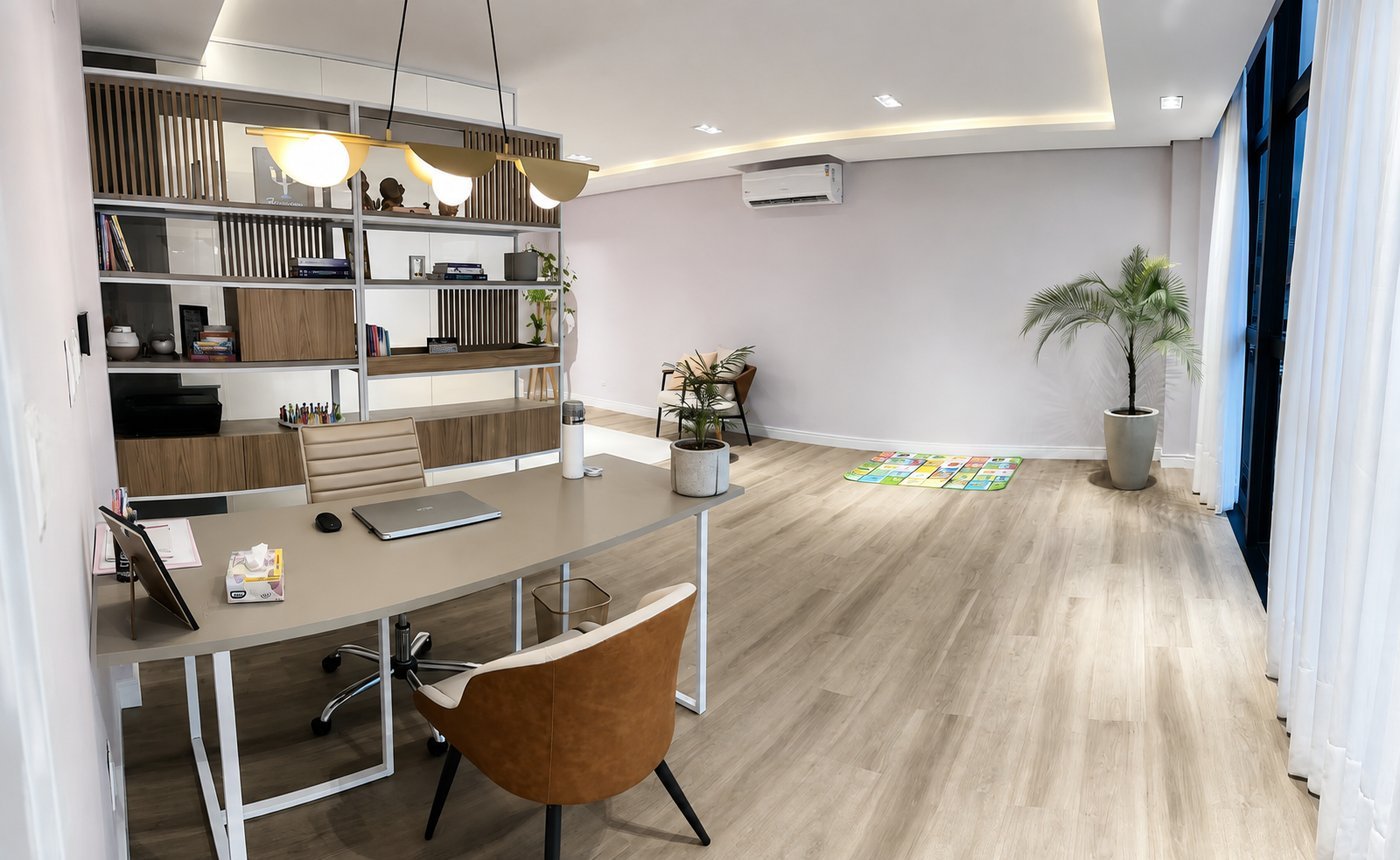Sala de atendimento com mesa de trabalho